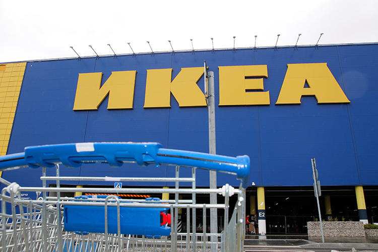 Зарубежные бренды, которые ушли из России или приостановили работу в стране, за год потеряли в общей сложности до $2 млрд, пишет «Коммерсантъ» со ссылкой на мнение опрошенных аналитиков. Самые ощутимые потери — у шведской H& M, испанской Inditex (бренды Zara, Bershka, Massimo Dutti и другие) и IKEA