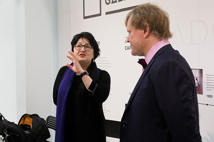 Директор ГМИИ РТ Розалия Нургалеева всячески старалась поддерживать петербургского гостя и даже говорила, что надеется на продолжение сотрудничества