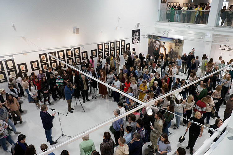 Вчера на открытии «Сюрреализм — это я» три зала Галереи современного искусства ГМИИ РТ были забиты до отказа