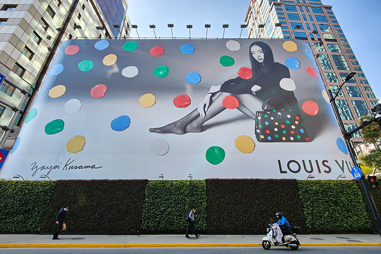 Промо-кампания коллаборация Louis Vuitton и художницы Яёи Кусама