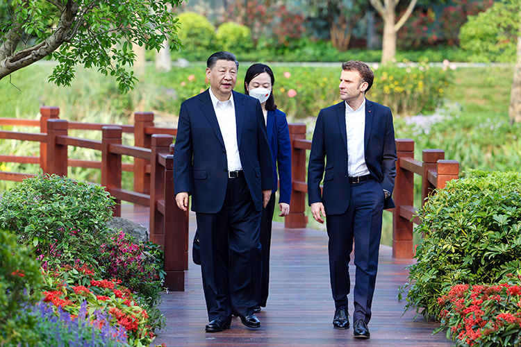На неделе президент Франции Макрон «побежал» в Китай с огромной бизнес-делегацией. Но сколько бы он ни «кукарекал», что к чему-то сможет принудить Си Цзиньпина, на самом деле «побежал» он просить гарантий против китайских контрсанкций