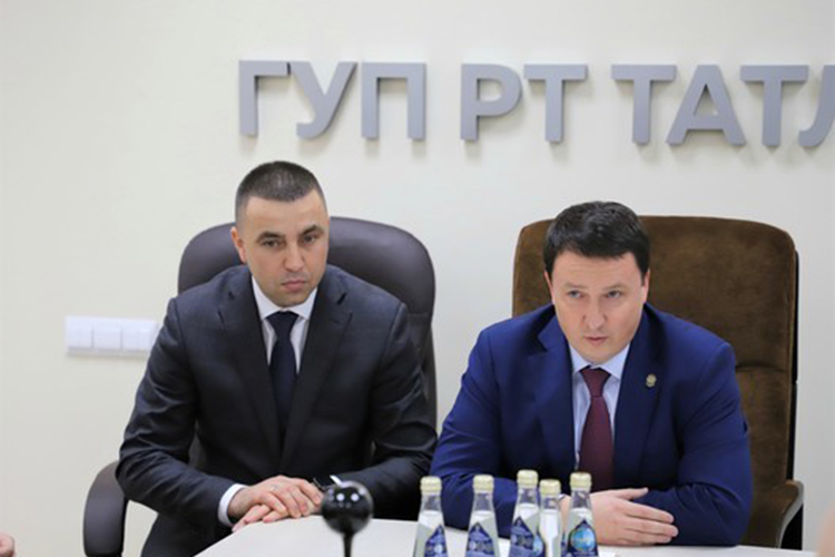 Чемпионом по сумме заключенных государственных заказов в I квартале 2023 года стало ГУП РТ «Татлизинг», руководимое Ильнаром Хафизовым (на фото слева)