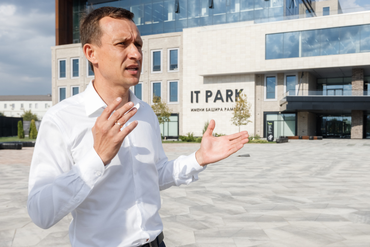 Главным событием же в офисном секторе Казани эксперты называют открытие нового IT-парка им. Башира Рамеева. Его общая площадь — 49,3 тыс. кв. м, он включает 3 тыс. рабочих мест