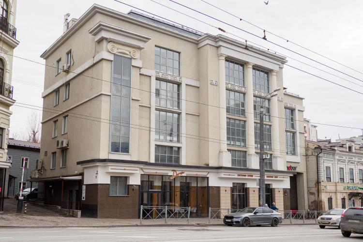Еще один объект в центре Казани находится на улице Пушкина, 46. Здесь под офис сдается весь второй этаж, площадью 200 кв. м. со своим санузлом