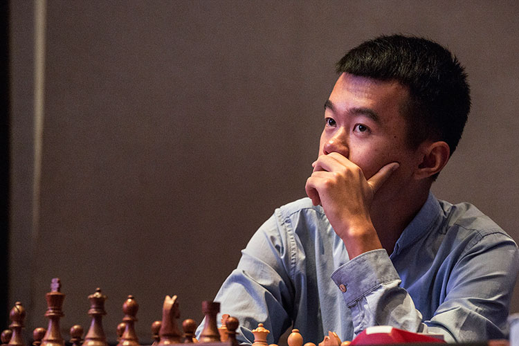 Сегодня в Астане россиянин Ян Непомнящий и китаец Дин Лижэнь (на фото) продолжат борьбу за шахматную корону. Пока сыграно две партии из 14-ти возможных. Эксперты фиксируют преимущество Непомнящего