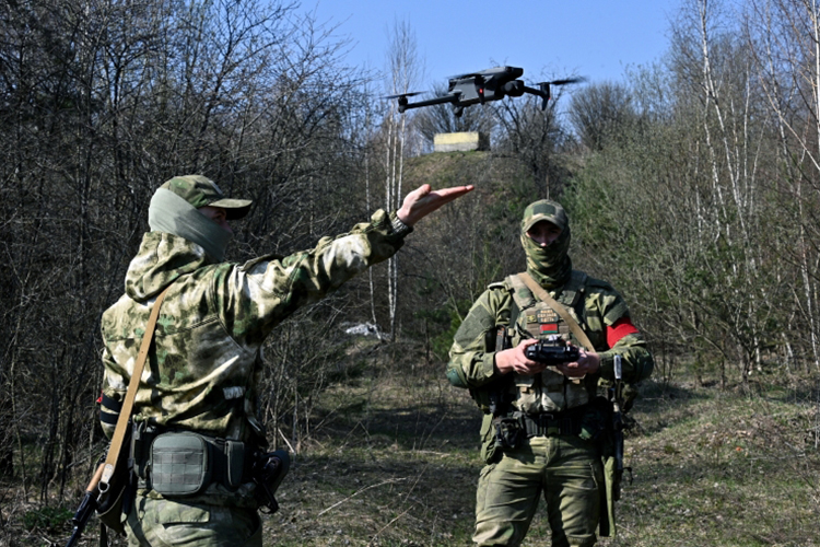 Военнослужащие Белоруссии используют дрон для разведки  неподалеку от белорусско-украинской границы