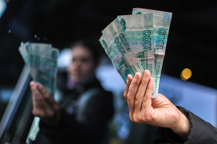 Российская валюта завершила сессию во вторник ослаблением, а укрепления, которое неделю назад пообещал минфин, пока не видно