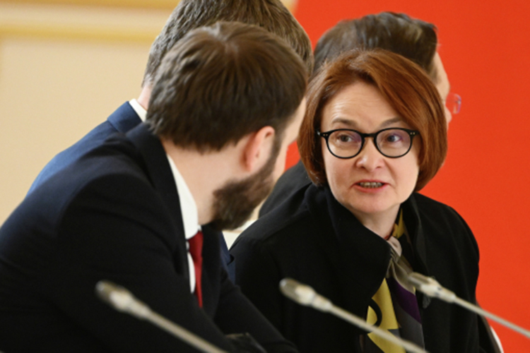 Вы что, кризис хотите? Набиуллина пока не будет вмешиваться в «шторм» рубля