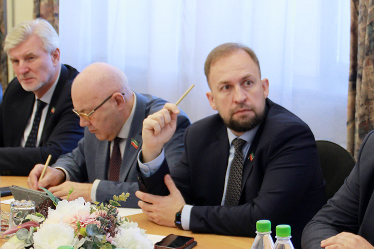 Альмир Михеев (справа) рассказал, что в попытках расширить производство, пытался работать с Фондом развития промышленности, с АИР РТ и везде натыкался на сложности