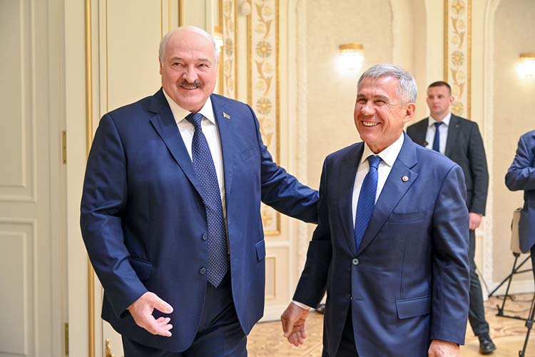 Александр Лукашенко принял Рустама Минниханова во Дворце независимости в Минске по-домашнему. На встрече президент Беларуси признался, что успехи Татарстана впечатляют