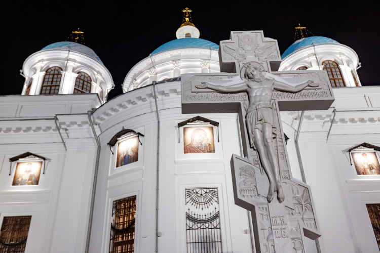 Собор Казанской иконы Божией Матери — это, без сомнения, самый главный храм Татарстана, хотя и самый молодой (в нынешнем виде он открылся только в 2021 году)