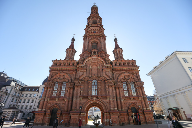 Богоявленская колокольня из красного кирпича была построена в конце XIX века на средства купца Ивана Кривоносова