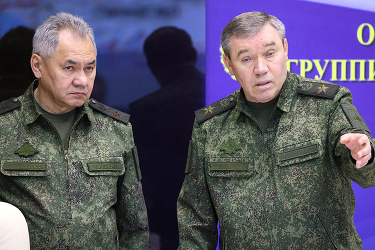 Сергей Шойгу объявил внезапную проверкуТихоокеанского флота. Валерий Герасимов (справа) пояснил, что внезапная проверка будет проводиться в три этапа. На первом флот приведут в полную боевую готовность, проверив дежурные силы ПВО