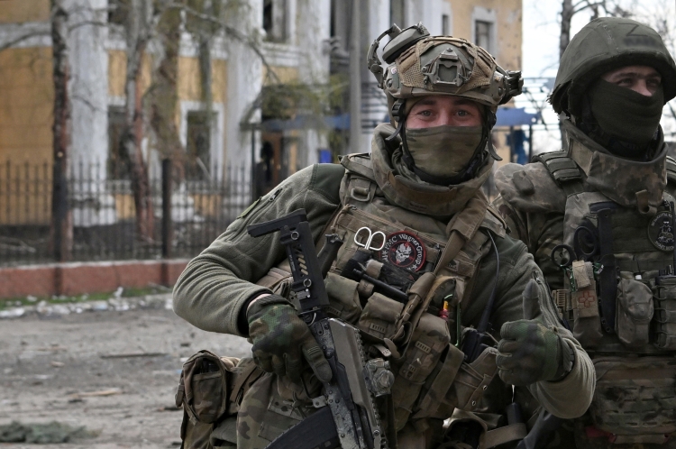 Бойцы ЧВК «Вагнер» около здания районной администрации в Артемовске