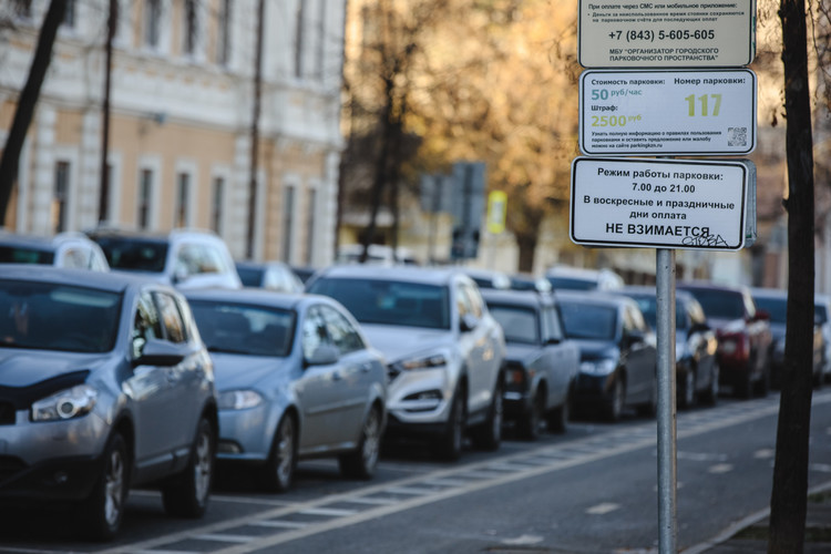 В этом году количество платных парковочных мест в Казани увеличится до 8,8 тыс., рассказал Сафин, зачитывая свой доклад