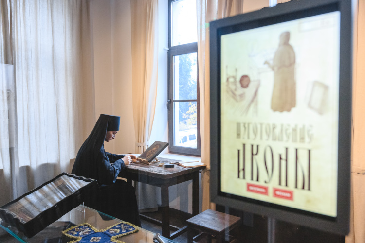 Напротив монастыря стоит музей Казанской иконы, который, к слову, еще намерен расширяться чуть вниз по Большой Красной