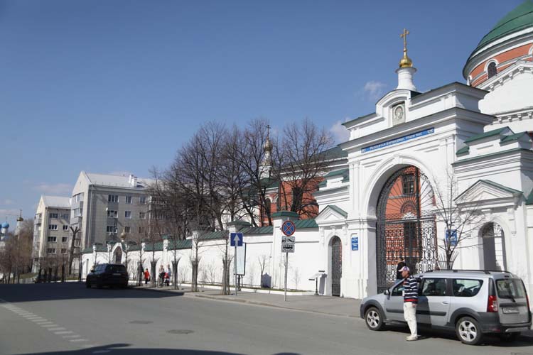 «Это же памятник архитектуры, здесь подход особенный, нужно будет много согласований, потому что мы находимся в буферной зоне Казанского Кремля, что находится под охраной ЮНЕСКО» (на фото – святые врата монастыря)
