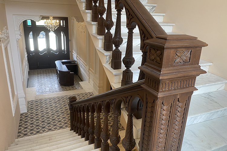 На второй и третий этаж ведет историческая лестница с мраморными ступенями, в здании сохранили двери и лепной декор в парадных помещениях
