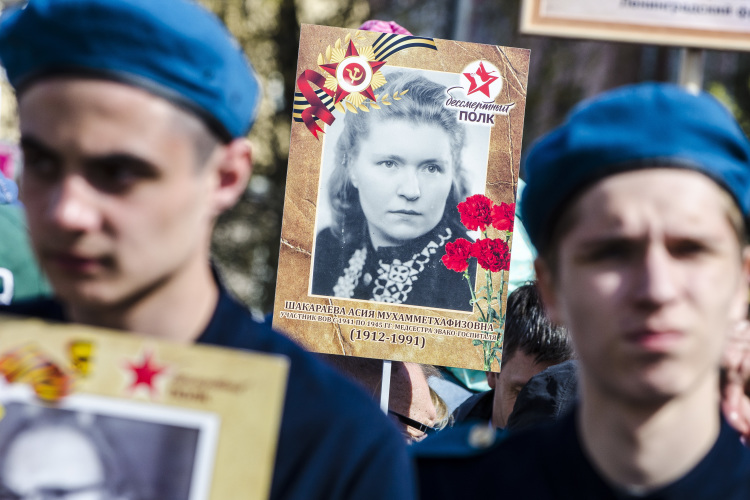 Фотографии предлагается размещать не только на личном, но и при возможности, на служебном авто. Это касается, например, полицейских, водителей автобусов или таксистов