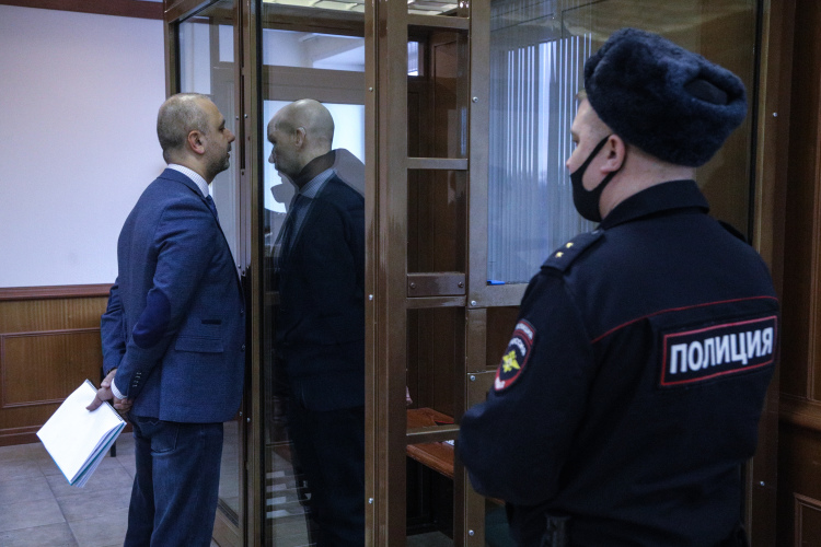 У Доронина на этом заседании был всего один адвокат — Регина Шайхутдинова. По данным источникам «БИЗНЕС Online», от услуг Дмитрия Григориади (на фото слева) он уже успел отказаться