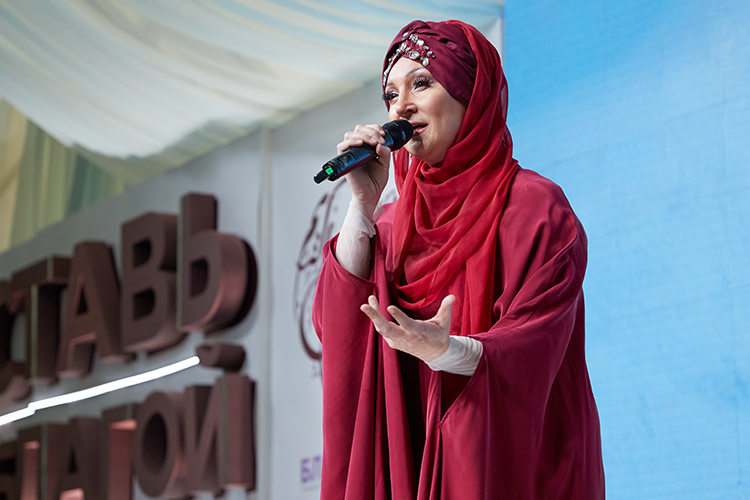 На сцене появилась Алина Шарипжанова, которая на фоне мечети Болгара проникновенно исполнила «Ислам нуры»