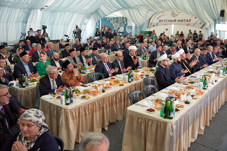 По словам Ильдара Аляутдинова, 95% собравшихся в этот вечер именно татары