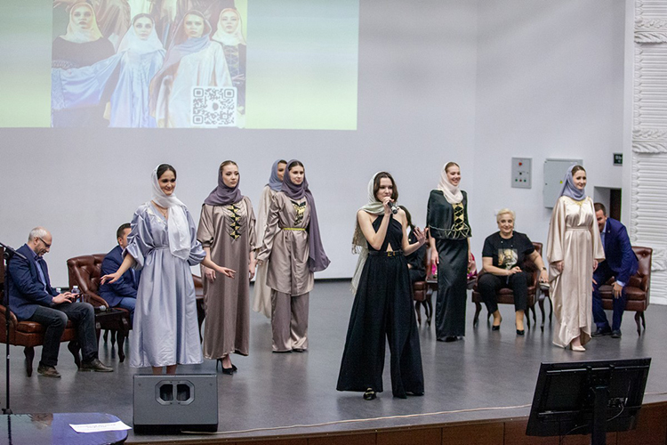 Одна из студенток разработала коллекцию мусульманской одежды, вдохновившись поездкой в ОАЭ