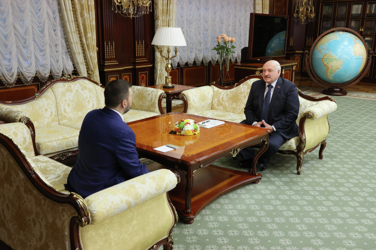 На этой же неделе президент Беларуси Александр Лукашенко официально встретился с временно исполняющим обязанности главы Донецкой народной республики Денисом Пушилиным