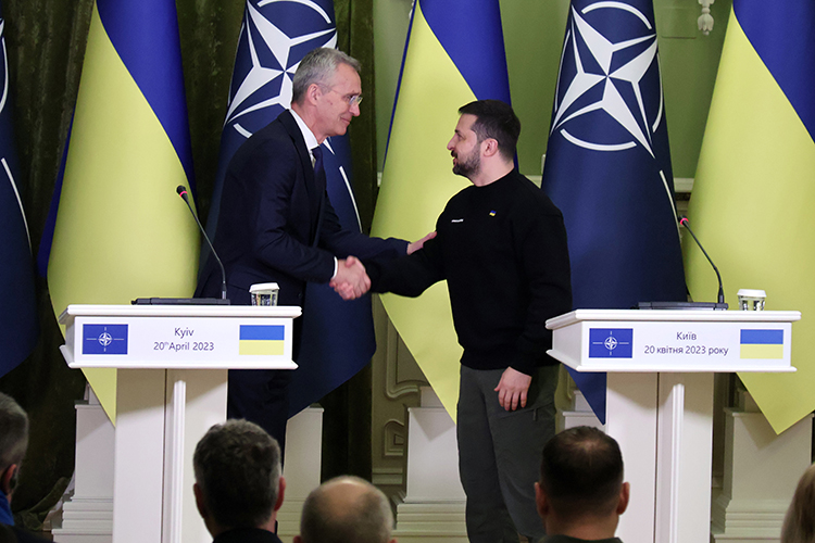 Йенс Столтенберг (слева) заявил, что страны НАТО обсудят передачу Киеву различных типов самолетов