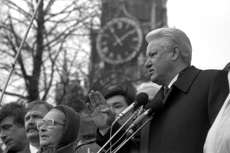 «Ельцин — надо отдать ему должное — легко всем прощал, при нем люди не садились в тюрьму на 25 лет только за то, что где-то что-то сказали американцам о санкционном списке»