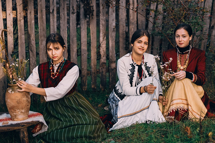 Гагаузы являются смешанным этносом, включающим представителей различных тюркских кочевых народов — печенегов (баджанаки), узов (огузов), кыпчаков (куманов)