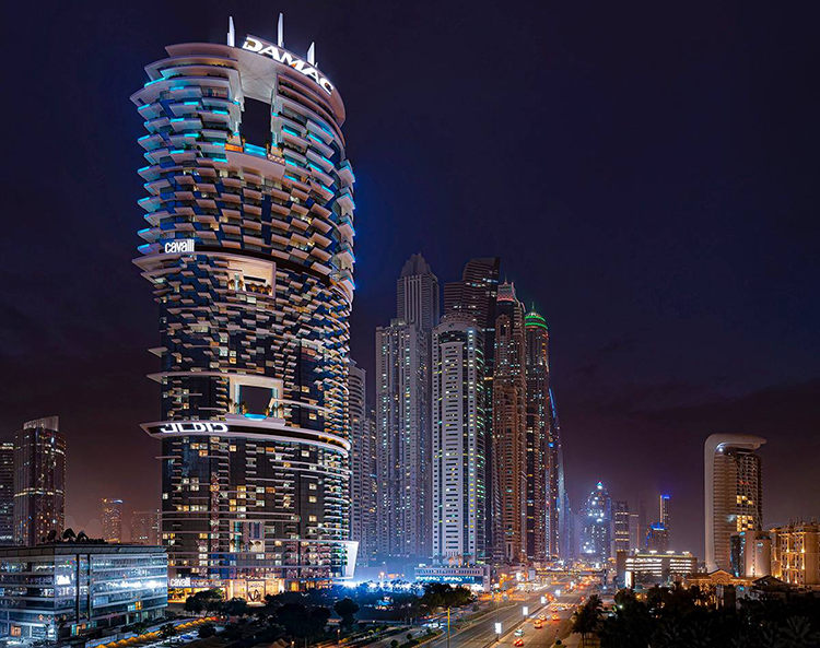«Большая часть клиентов покупает недвижимость как инвестицию — всего через год-два можно выйти с очень большим плюсом» (на фото: жилой комплекс премиум-класса Cavalli Tower в Дубае)