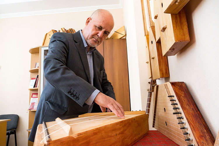Известный фольклорист, изготовитель и исполнитель на традиционных инструментах Геннадий Макаров