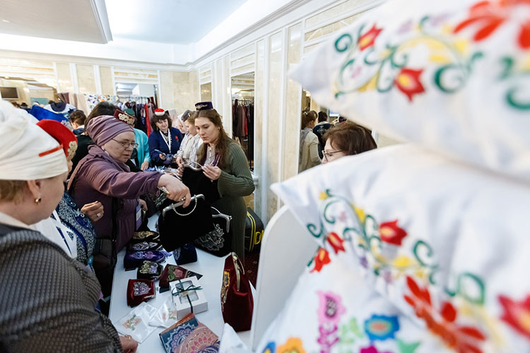 Без традиционной выставки-ярмарки, сопровождающей все официальные мероприятия в республике, не обошлось накануне и пленарное заседание III всемирного съезда татарских женщин