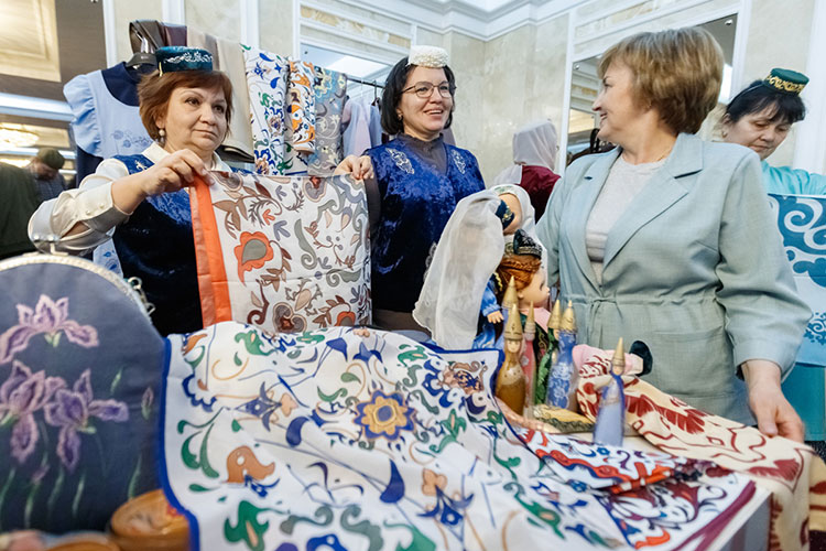 Бойко шла торговля и платками, которые изготавливают в Казанском техникуме народных художественных промыслов