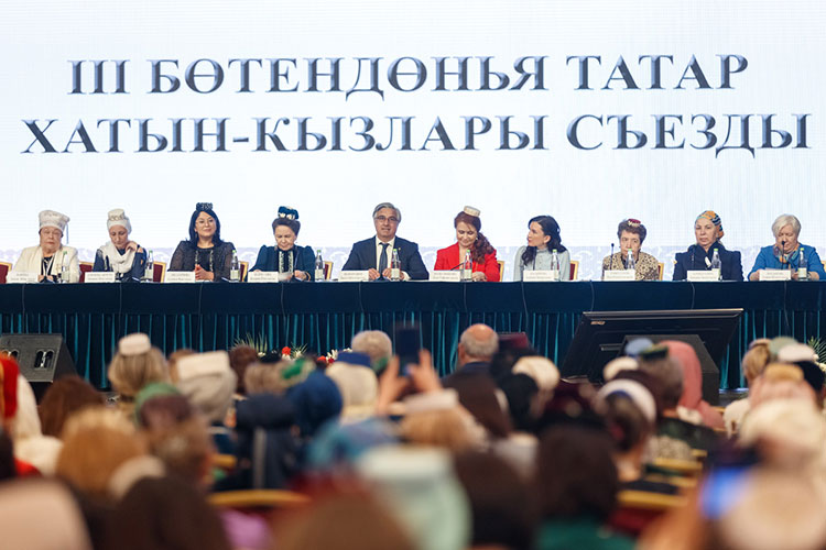 Председатель нацсовета «Милли шура» Василь Шайхразиев восседал в президиуме в окружении девяти прекрасных дам