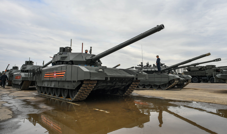 Российские войска начали применять новейшие танки Т-14 «Армата» для ведения огня по украинским позициям, в штурмовых действиях новые машины пока не участвовали