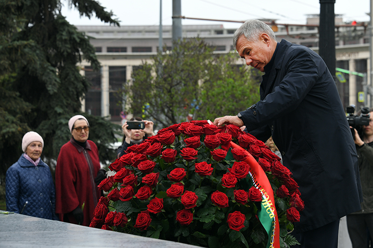 Президент РТ приехал на встречу с интеллигенцией, предварительно возложив цветы к памятнику Тукаю
