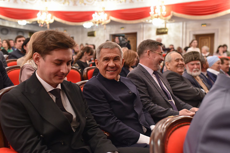 Интересно, что Заббаров занял место рядом с Миннихановым, демонстрируя нынешние позиции в республике 31-летнего постановщика, недавнего лауреата премии президента России для молодых деятелей культуры