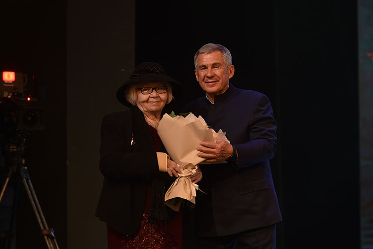 Минниханов наградил Гизатуллину, на сцену вышла скромно улыбающаяся пожилая дама в шляпке, которой присвоили звание народного поэта Татарстана