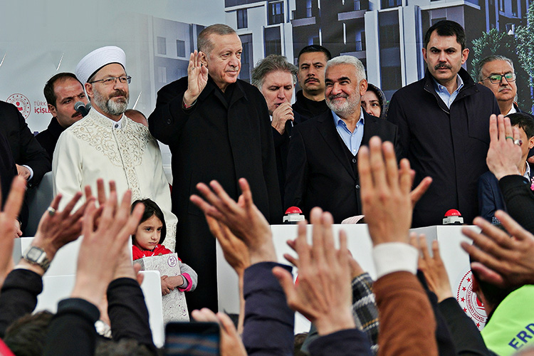 Президент Турции Реджеп Тайип Эрдоган по совету врачей перенес ряд очных предвыборных мероприятий на неопределенный срок