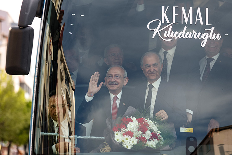Главным противником Эрдогана называют кандидата от объединенной оппозиции, 74-летнего лидера Республиканской народной партии Кемаля Кылычдароглу (слева)