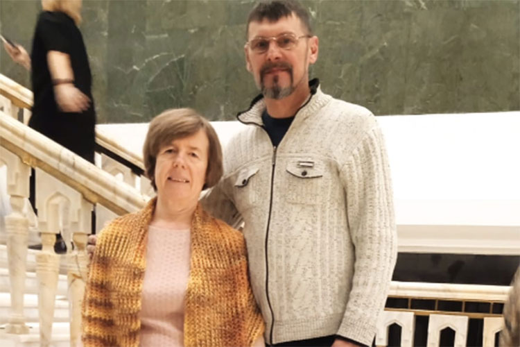 56-летняя Людмила Струкалева вместе с мужем прошла через бомбежки, мотания по ПВР, чудесное спасение, пока в конечном итоге год назад случайно не оказалась в Казани