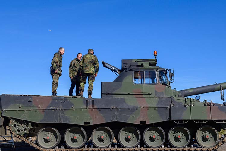 Глава минобороны Германии Борис Писториус (в центре) заверил, что передача Украине дополнительных 80 танков Leopard 1 начнется в середине этого года