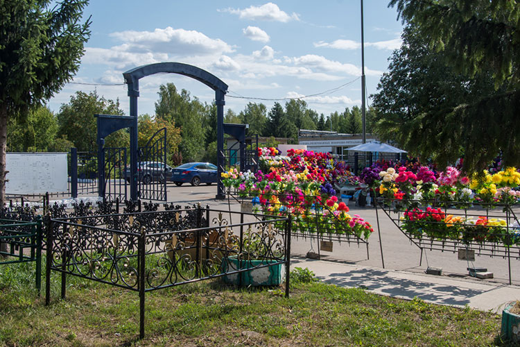 Клиенты, которые оформляли договор на копку могилы за 3,5 тыс. рублей с Ядовиным, приехав на кладбище, натыкались на Шайхулова. Тот, по версии обвинения, убеждал их отказаться от прежнего договора и заключить новый с подконтрольными ему фирмами Клиенты, которые оформляли договор на копку могилы за 3,5 тыс. рублей с Ядовиным, приехав на кладбище, натыкались на Шайхулова. Тот, по версии обвинения, убеждал их отказаться от прежнего договора и заключить новый с подконтрольными ему фирмами