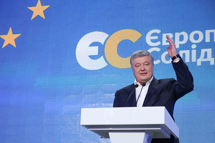 Появилась информация о том, что Петр Порошенко и его соратники по партии «Европейская солидарность» раскручивают мощную кампанию против Владимира Зеленского