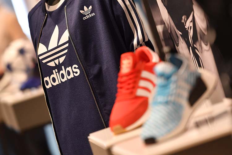 Adidas, которая в марте 2022 года приостановила деятельность в России, рассматривает возможность продажи местного бизнеса иностранному инвестору