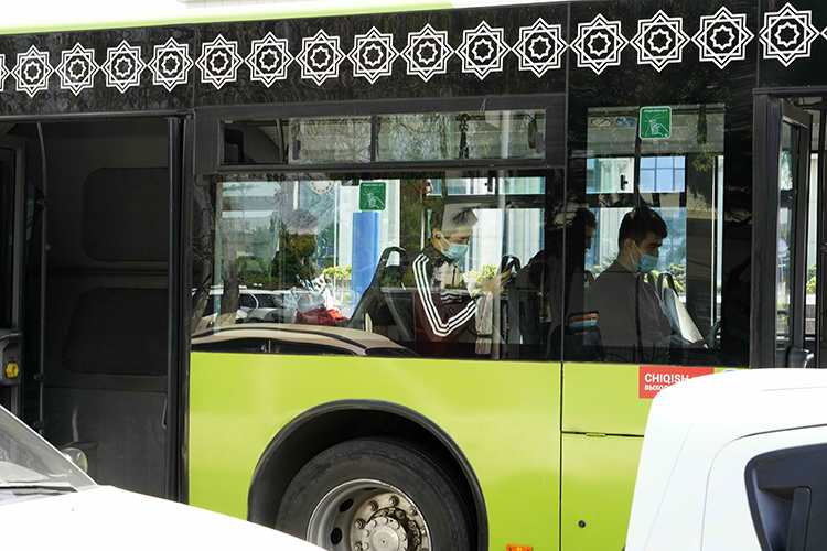 Если вы предпочитаете традиционные средства передвижения, то можете выбрать метро или общественный транспорт в виде автобусов различных типов и размеров, а также троллейбусов