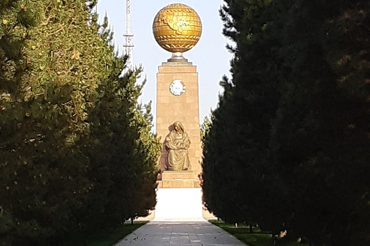 В центре площади красуется монумент Независимости. Ранее на этом постаменте стоял памятник Ленину, но с 1992 года на вершине памятника располагается металлическая сфера в виде земного шара, на которой фигурирует только карта Узбекистана