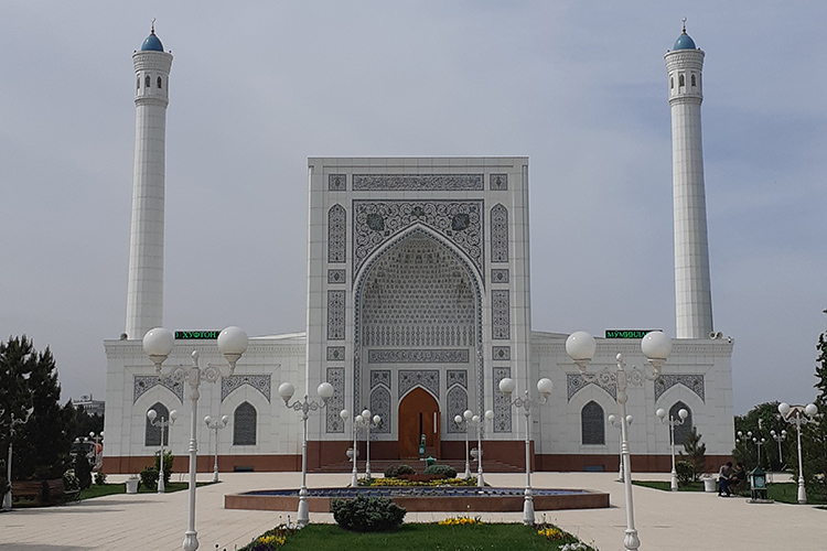Самой красивой, хоть и возведенной всего 9 лет назад, для меня является белая мечеть Минор, построенная в традиционном узбекском стиле